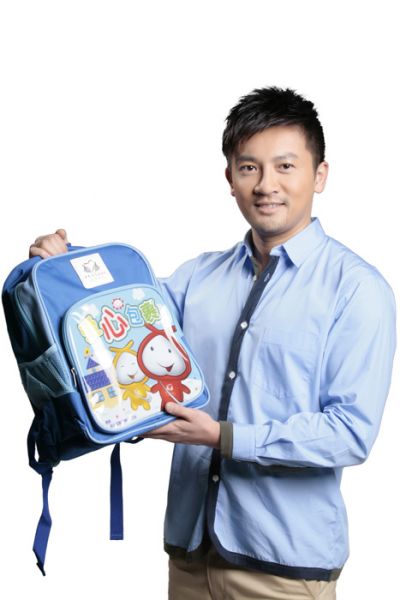 苏有朋手持爱心包裹