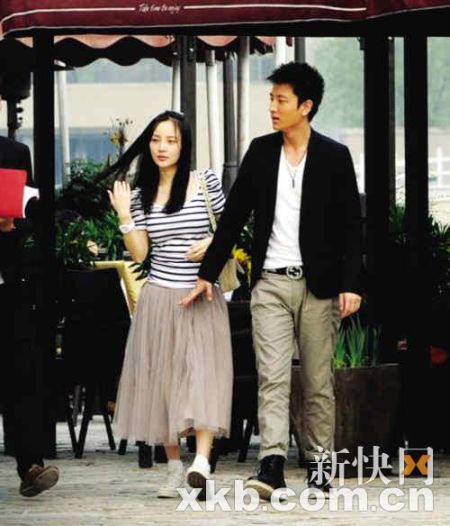 李小璐贾乃亮前阵子被拍到携手甜蜜出行