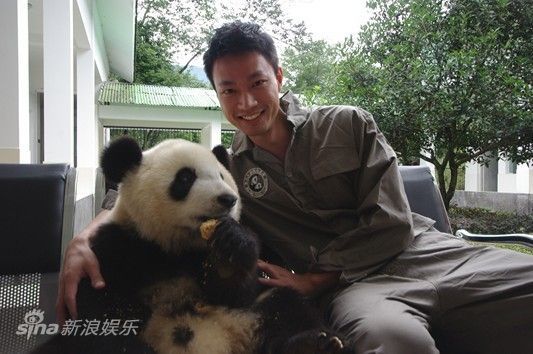 江洋与喜洋洋亲密接触