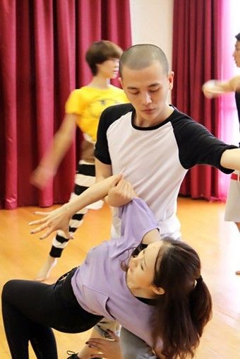 孙坚与舞蹈老师配合练舞