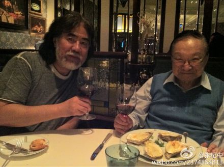 张纪中与金庸喝红酒