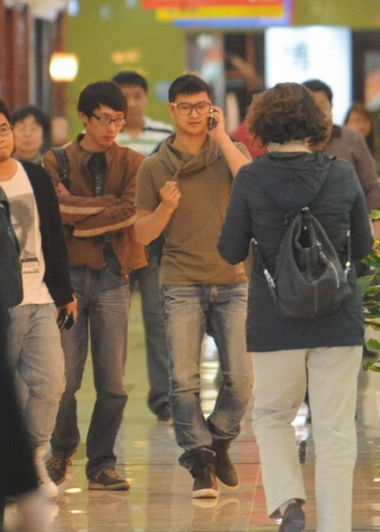 田亮由助手陪同悠闲逛家具城(图)-家具城,打电