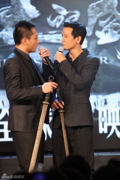 刘烨与吴彦祖在《王的盛宴》发布会上