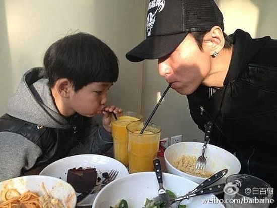 白百何结婚六周年 羽凡携子对脸喝饮料|白百何