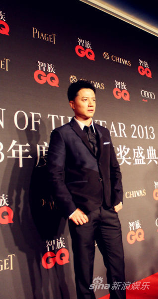 段奕宏帅气走红毯 彰显时尚风范