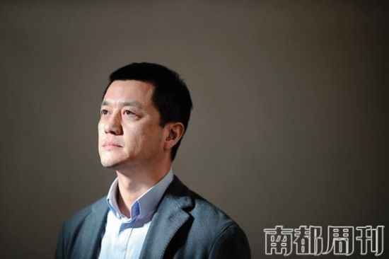 墨镜形象示人的"天涯社区年度爆料人"周筱赟,在网络上向李亚鹏"开炮"