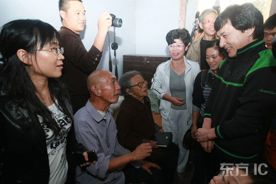成龙献爱心焦作行 下乡慰问孤寡老人【图】