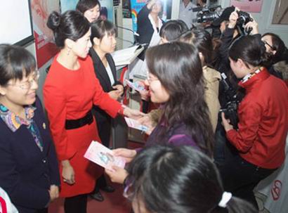 翁虹育儿光盘免费发 现场教准妈妈包尿布【图】