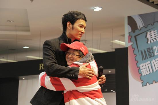 焦恩俊邮票签售掀高潮 粉丝排长龙苦等候【图】