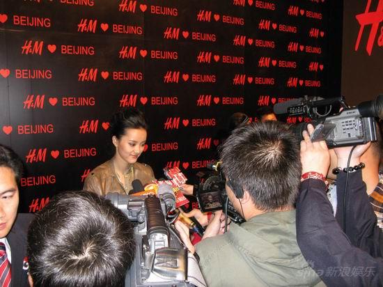 组图:国际名模裴蓓<em>靓装</em>出镜 微笑大方<em>淑女</em>风范