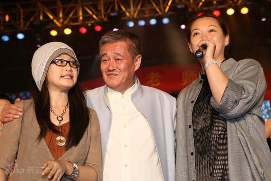 赵本山携妻儿亮相拍全家福 尽显一家情深【图】