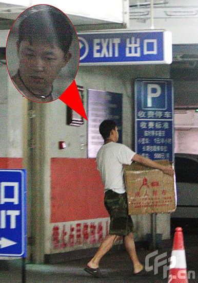 潘粤明伤愈后搬重物略显吃力【图】