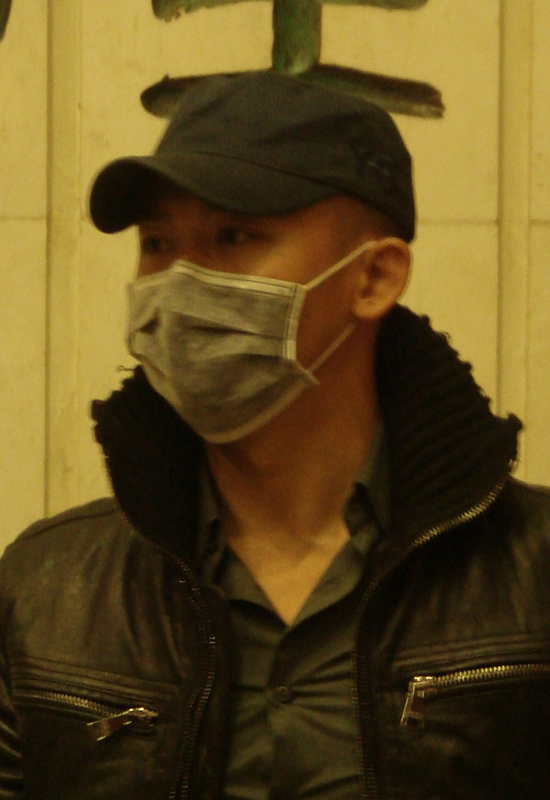聂远着皮衣戴口罩看话剧 脸色憔悴疑感冒【图】