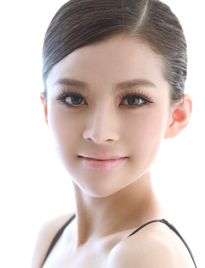 组图:马露儿拍摄化妆品广告 迷人笑容惹人怜爱