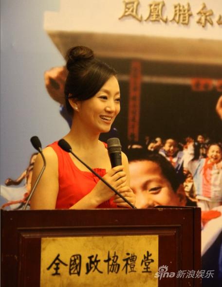 索妮亲切“拥抱世博”冷面女主播笑容绽(组图)