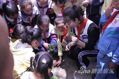组图：索妮接棒爱心大使端午青海慈善忙