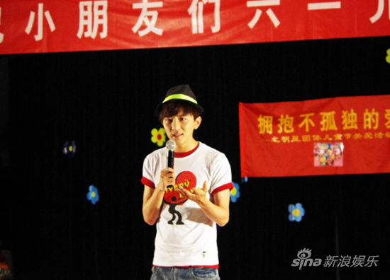 组图:大左六一探访孤儿院 联欢共庆传递爱心