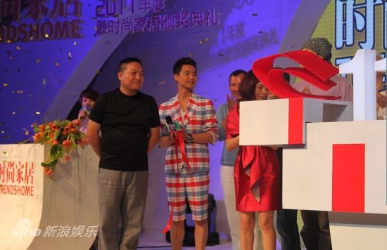 马天宇与众人启动11周年仪式