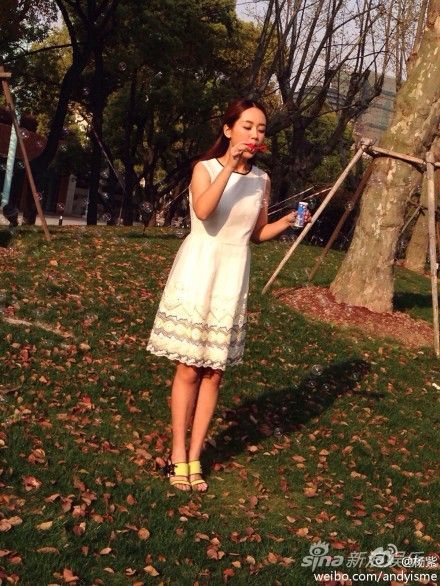 杨紫草坪上吹泡泡 白色裙装气质甜美