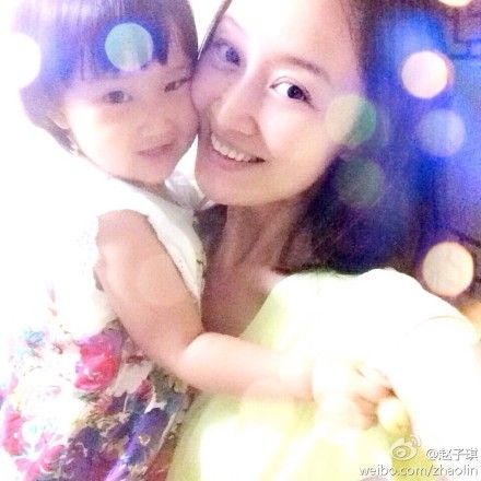赵子琪和女儿贴脸合照 小火星漂亮似妈妈