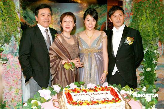 图文:曹永廉姜依兰婚宴--与新娘父母合影