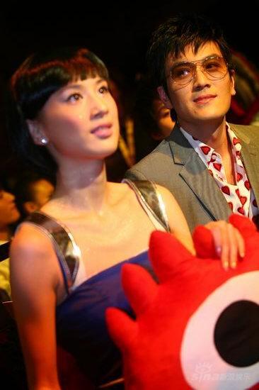 图文：黄圣依抱小浪看表演身旁杨子深情望佳人