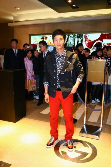 黄晓明成某品牌代言人 捐款十万救助灾区【图】