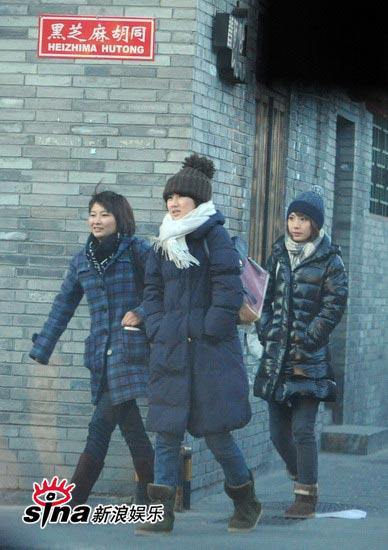 s.h.e北京城逛民俗街采办“年货”