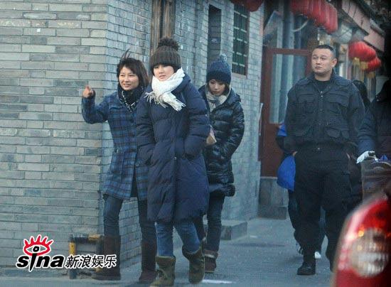 s.h.e北京城逛民俗街采办“年货”