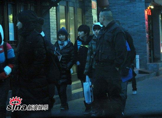 s.h.e北京城逛民俗街采办“年货”