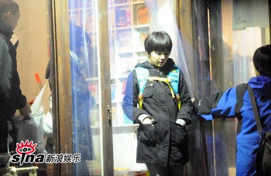 s.h.e北京城逛民俗街采办“年货”