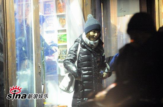 s.h.e北京城逛民俗街采办“年货”