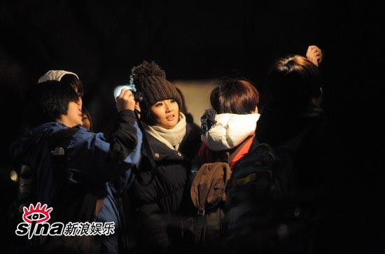 s.h.e北京城逛民俗街采办“年货”