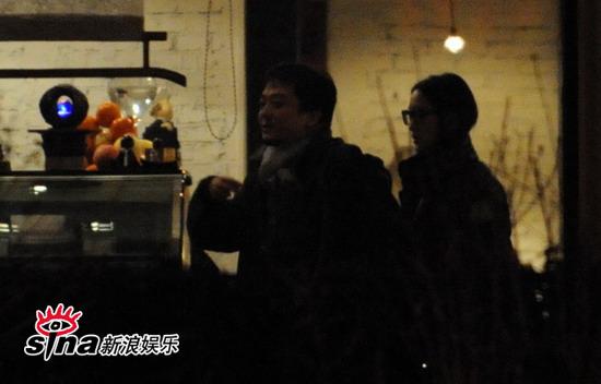 周迅深夜会友遭同行男子搂肩