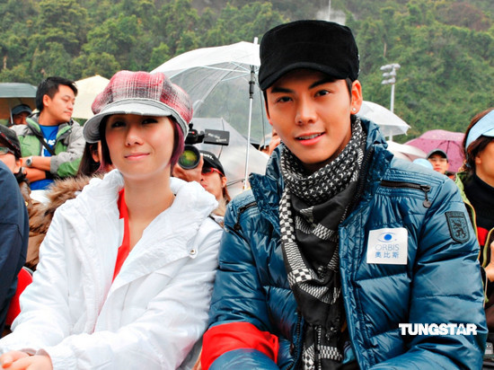 图文:陈伟霆泳儿行助阵爱眼之星--二人台下就坐