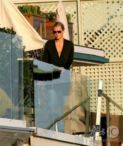 图文:金-凯利陪儿子玩耍-女友詹妮-麦卡锡在观