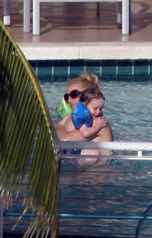 布兰妮穿粉绿色比基尼 与儿子泳池戏水