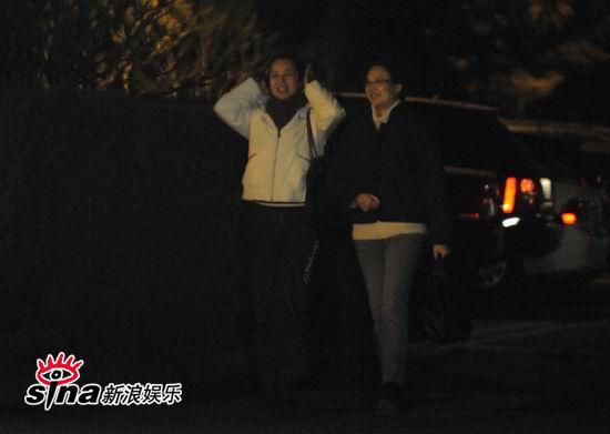 蒋雯丽与朋友逛街散心【图】