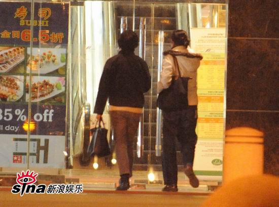 蒋雯丽与朋友逛街散心【图】