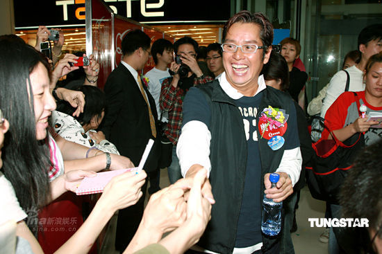 谭咏麟出席活动称干儿子关楚耀嚎哭认错【图】