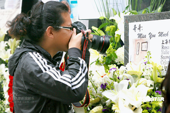 张国荣逝世六周年 歌迷举行纪念活动