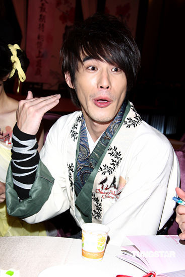 赖雅妍代言网游扮古装 与黄腾浩同台共舞【图】