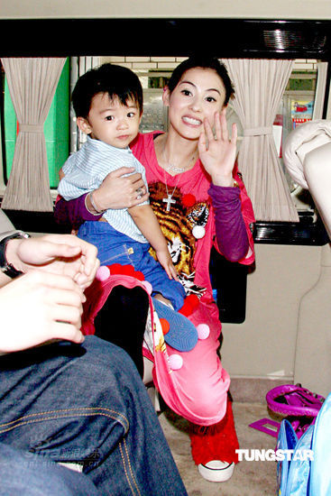 张柏芝lucas出游秀亲子装 赴小s住所叙旧【图】