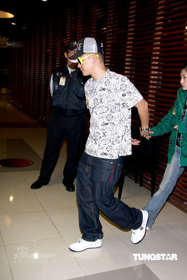 张柏芝lucas出游秀亲子装 赴小s住所叙旧【图】