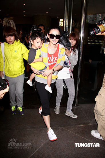 张柏芝lucas出游秀亲子装 赴小s住所叙旧【图】