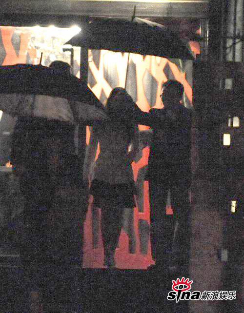 伊能静深夜秘会“眼镜男” 雨中同返公寓【图】
