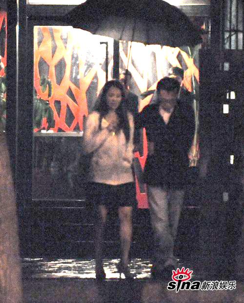 伊能静深夜秘会“眼镜男” 雨中同返公寓【图】