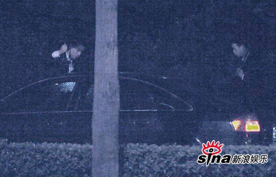 伊能静深夜秘会“眼镜男” 雨中同返公寓【图】