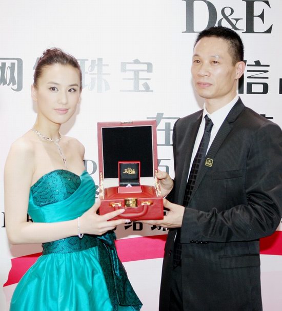 黄圣依代言国际珠宝 获赠天琴美钻【图】