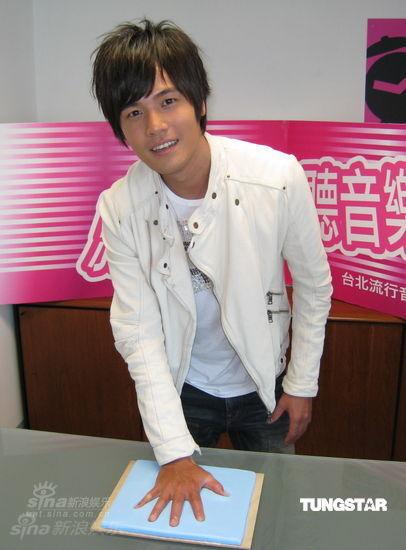 图文:众星义卖手模--黄文星文质彬彬